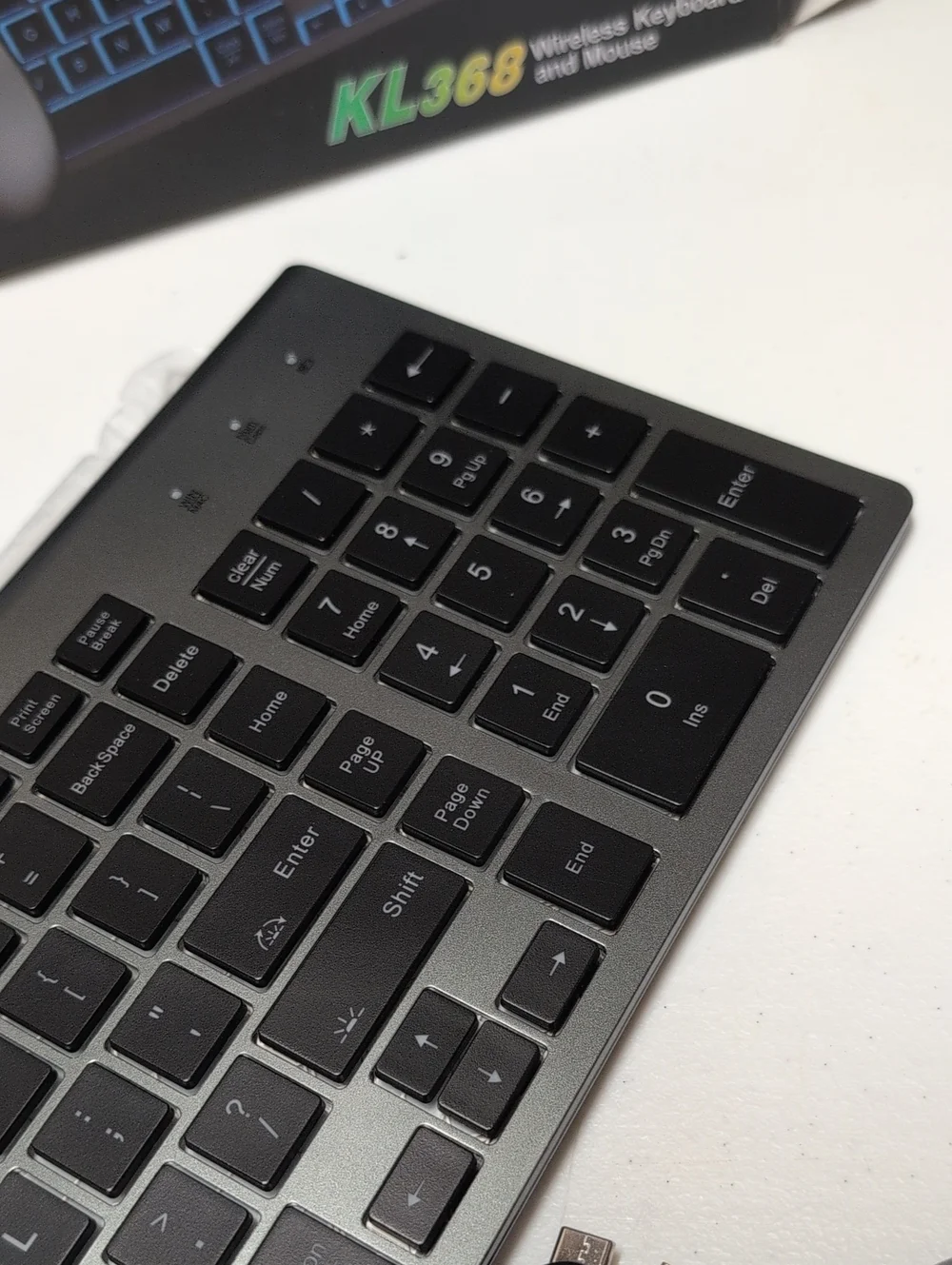 Wireless Keyboard and Mouse Combo - Gray. (95)